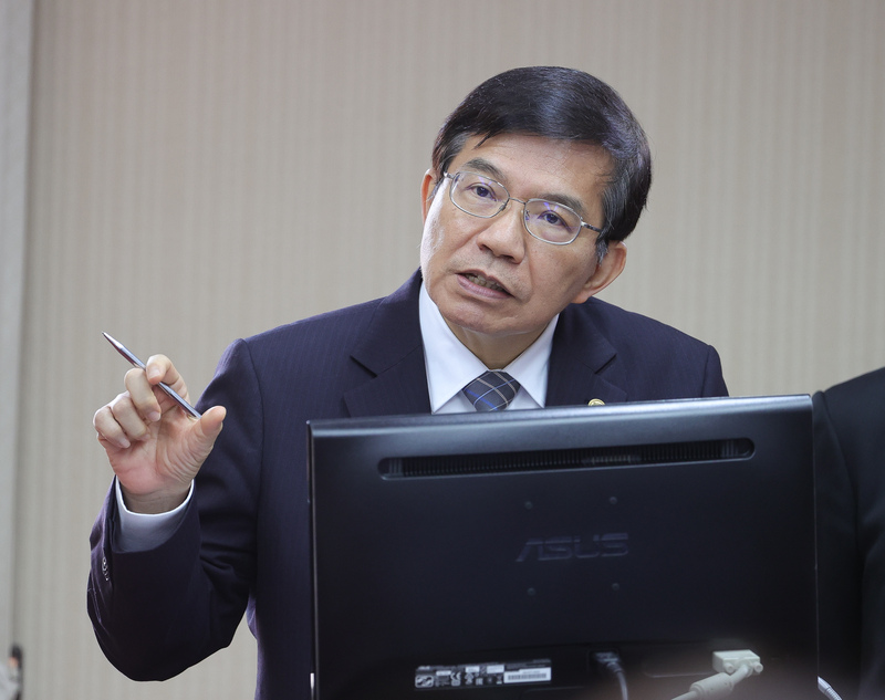 交通部長王國材（圖）允諾檢討車窗隔熱紙安全。資料照片。 (圖：中央社)