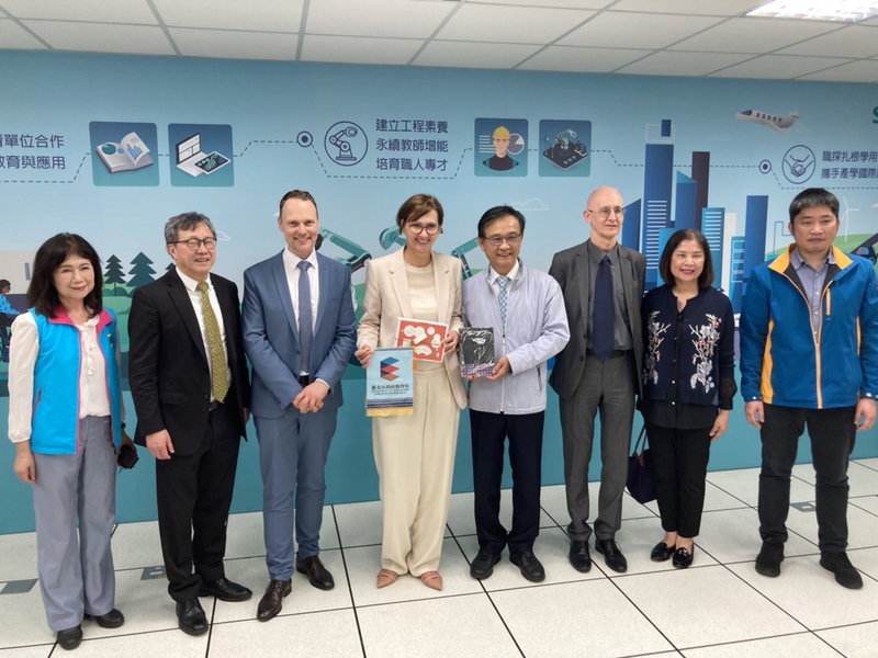 德國教育與研究部長史塔克－瓦特辛格（BettinaStark-Watzinger）（左4）22日在駐德代表謝志偉（左2）、台北市教育局長湯志民（右4）等人陪同下，參訪南港高工自動化技術教學中心。中央社記者陳昱婷攝  112年3月22日 (圖：中央社)