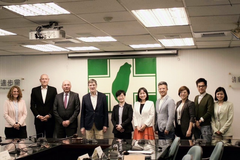 德國弗里德里希諾曼自由基金會22日拜訪民進黨，就國際情勢、性別平等、青年參政、錯假訊息等議題交換意見。（民進黨提供） (圖：中央社)