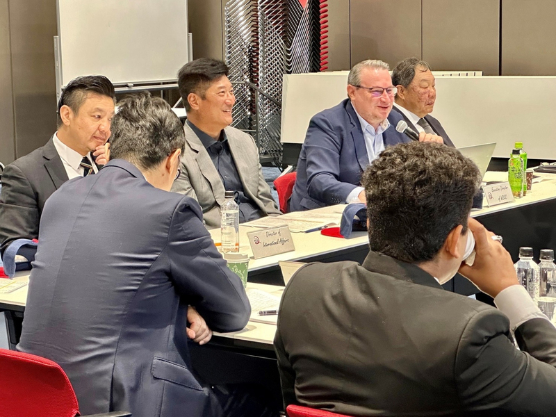 亞洲棒球總會執行委員會議上週於東京的日本奧林匹克委員會總部大樓舉行，由亞洲棒球總會會長辜仲諒（左2）主持，會中與各會員代表共同會商各項活動，確定2024年U18亞洲青棒錦標賽將由台灣主辦。(圖：中央社)