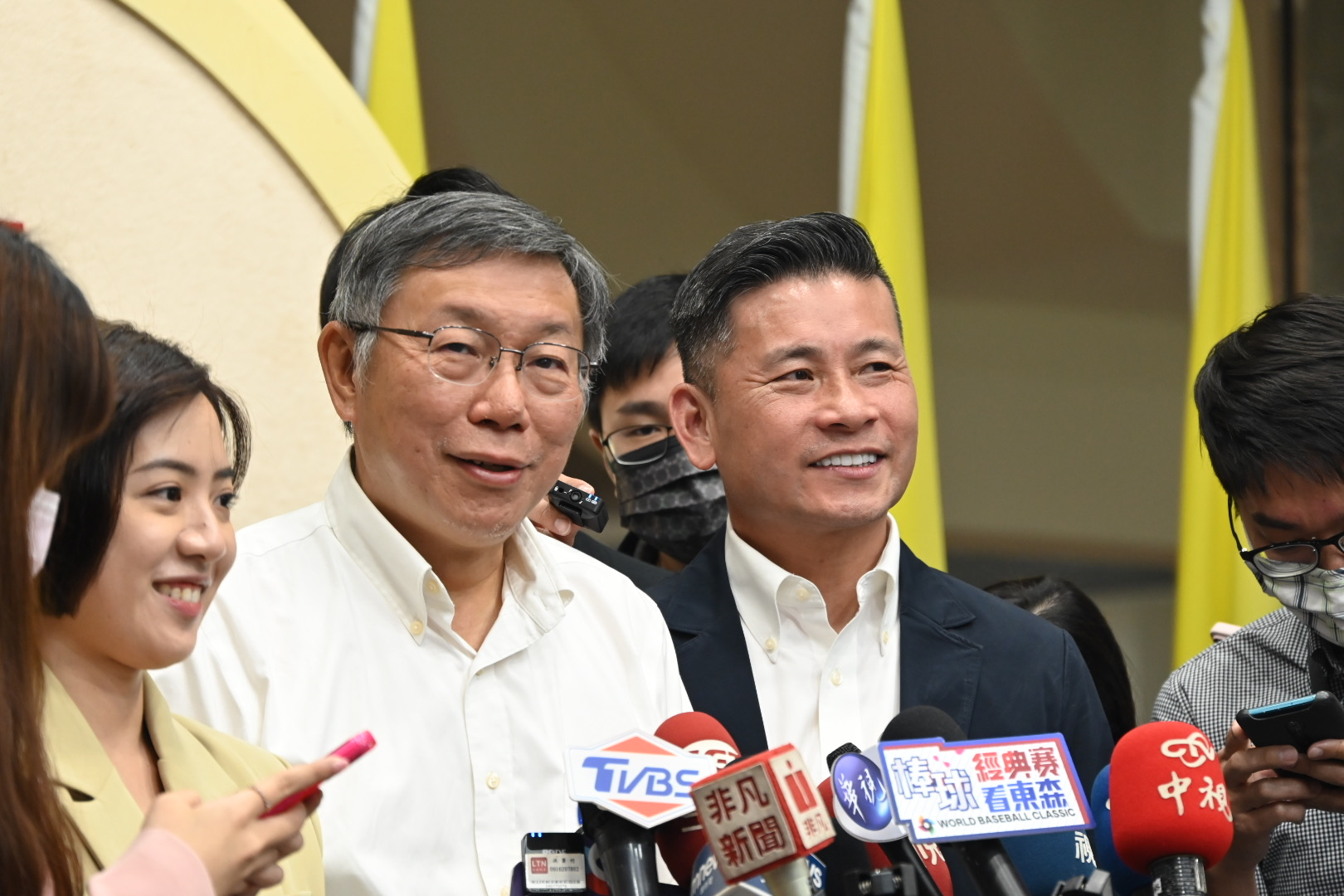 台灣民眾黨主席柯文哲(左)22日拜會台北市議長戴錫欽。(民眾黨提供)