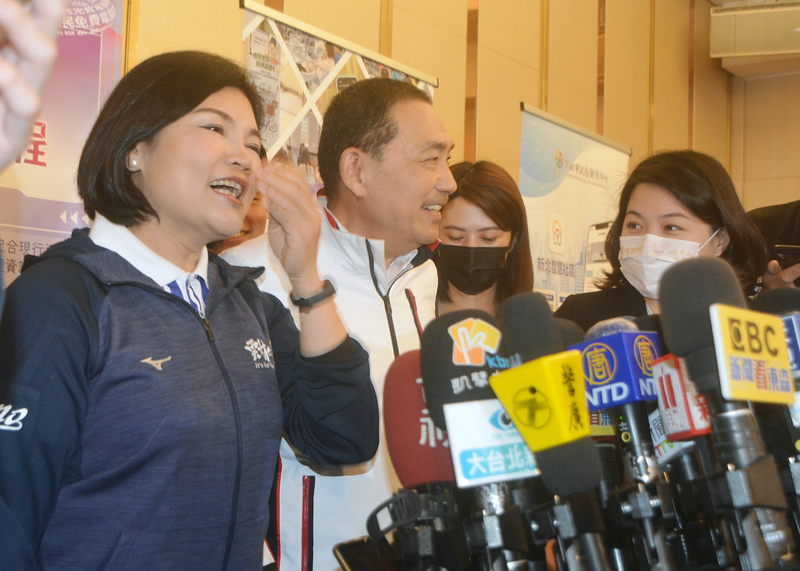 雲林縣長張麗善（前左）23日率雲林縣政府團隊至新北市政府交流智慧城市推動成果，新北市長侯友宜（前左2）率市府團隊出席與會，雙方致詞後接受媒體聯訪。 (圖：中央社)