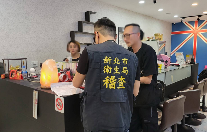 圖為菸害防制法部分條文修正後，新北市衛生局稽查被列管實體店。（資料照片/ 新北市衛生局提供） (圖：中央社)
