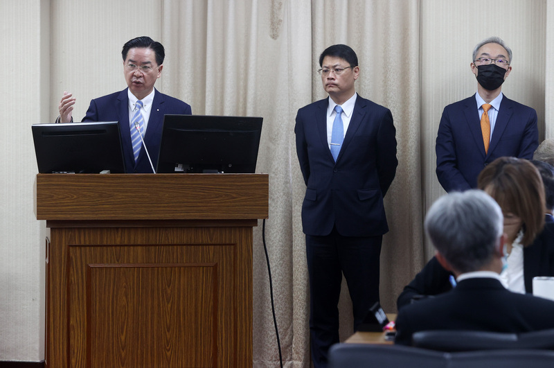 立法院朝野立委關切台灣與宏都拉斯的邦交最新狀況，外交部長吳釗燮（左）23日表示，雖然說情況並不是很好，但外交部與駐宏都拉斯大使館的同仁都在做最後的努力，絕對不會與中國進行無謂的金錢外交。中央社記者鄭傑文攝  112年3月23日（圖：中央社）