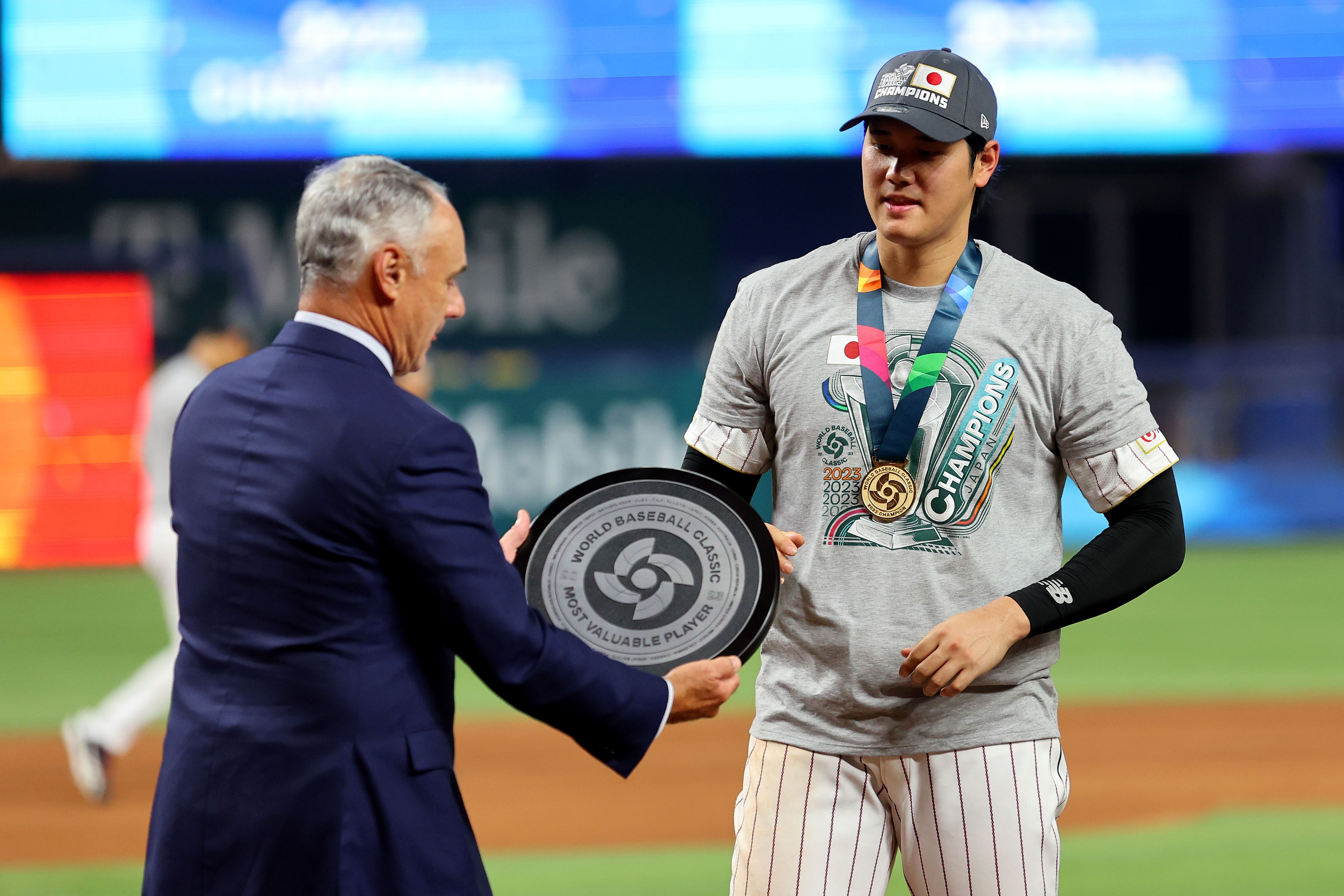 大谷翔平( 右) 榮獲經典賽最有價值球員獎(MVP)。( AFP)