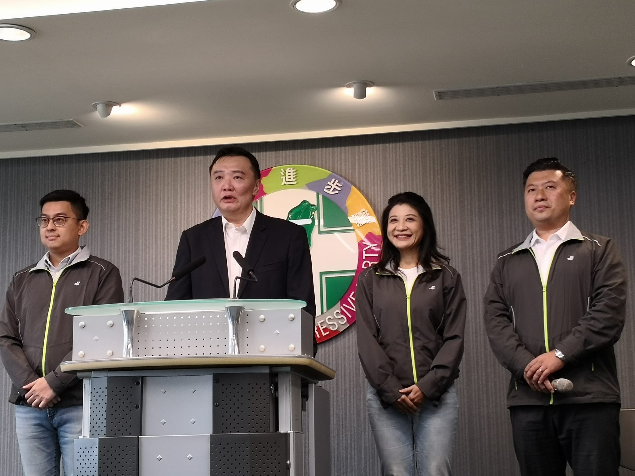 民進黨秘書長許立民（左2）、新發言人卓冠廷（左1）、新發言人林楚茵（右2）、新聞部主任張志豪（右1）。 (劉玉秋 攝)