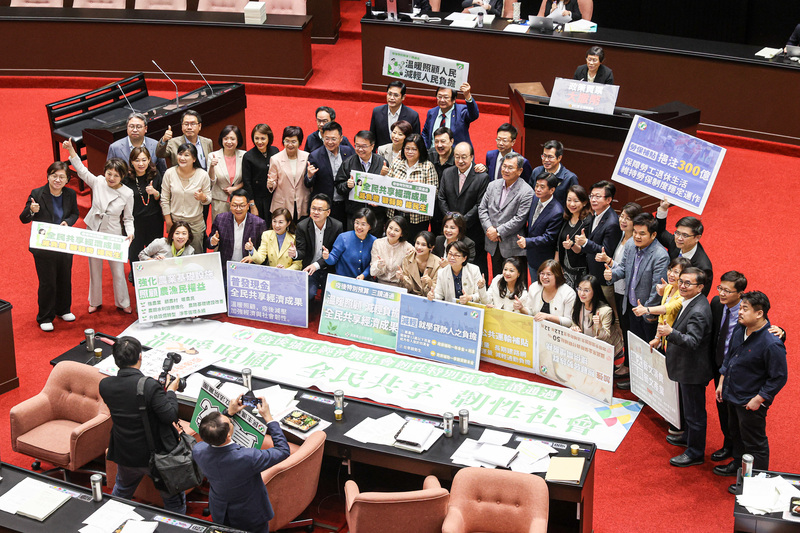 立法院會24日三讀通過疫後特別預算案，民進黨團立委在法案通過後齊聚議場中央，合影慶祝。中央社記者鄭清元攝  112年3月24日 (圖：中央社)