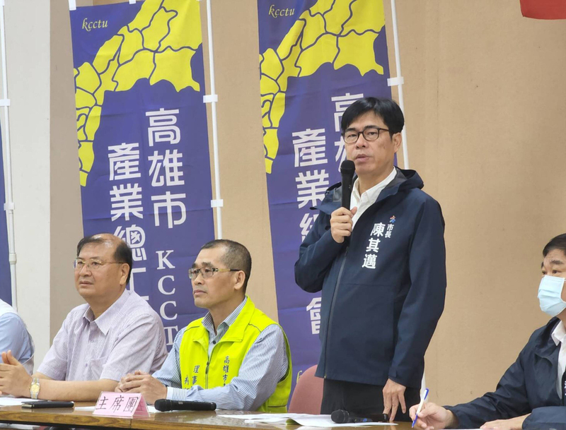 國道7號正式獲行政院核定。高雄市長陳其邁（右2）24日出席高雄市產業總工會會員大會，接受媒體聯訪表示，這是他上任市長後最大交通建設之一，可有效紓解國1、國10仁武段等車流量，並分流重車減低交通事故。 (圖：中央社)