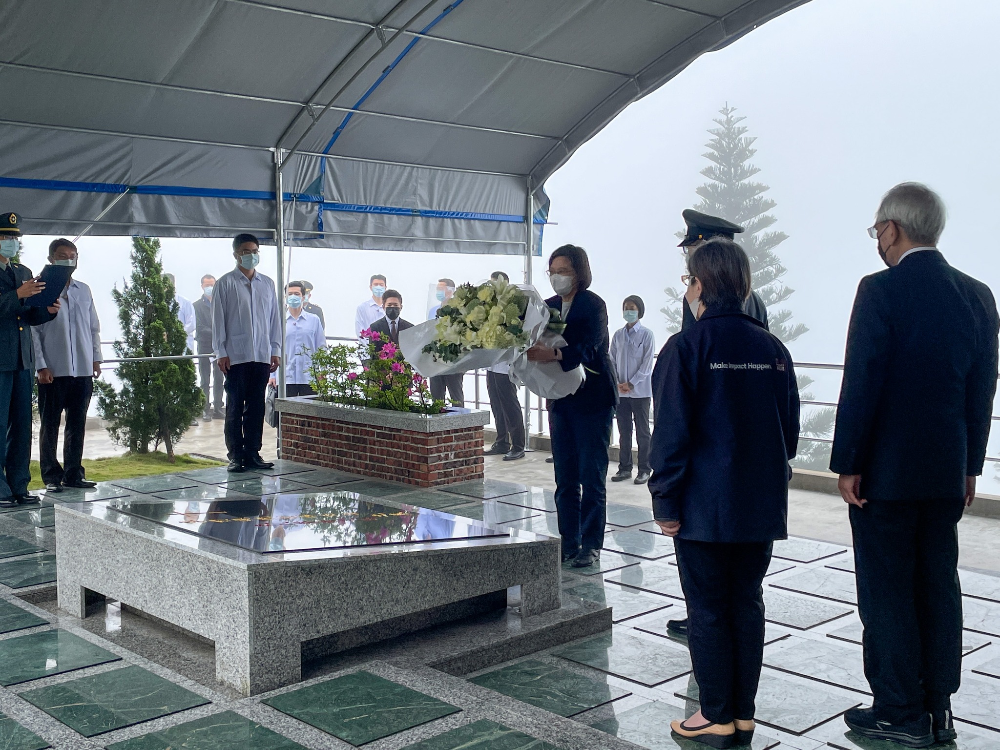 蔡英文總統24日清晨抵達五指山國軍公墓特勳區，於李登輝墓前獻花致敬，默禱追思。(圖:李登輝基金會臉書)