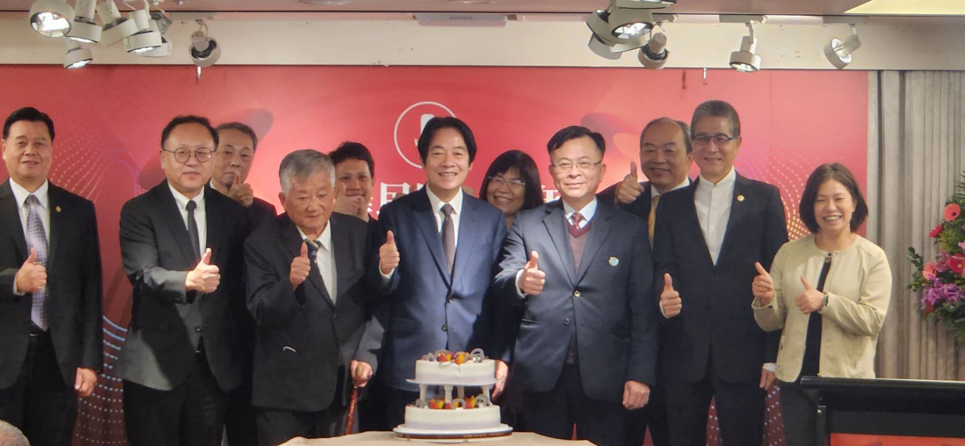 中華民國廣播商業同業公會24日舉行「中華民國112年廣播節慶祝活動」，包括副總統賴清德(中)、文化部長史哲(左二)、NCC主委陳耀祥（右三)都到場祝賀。(江昭倫 攝)