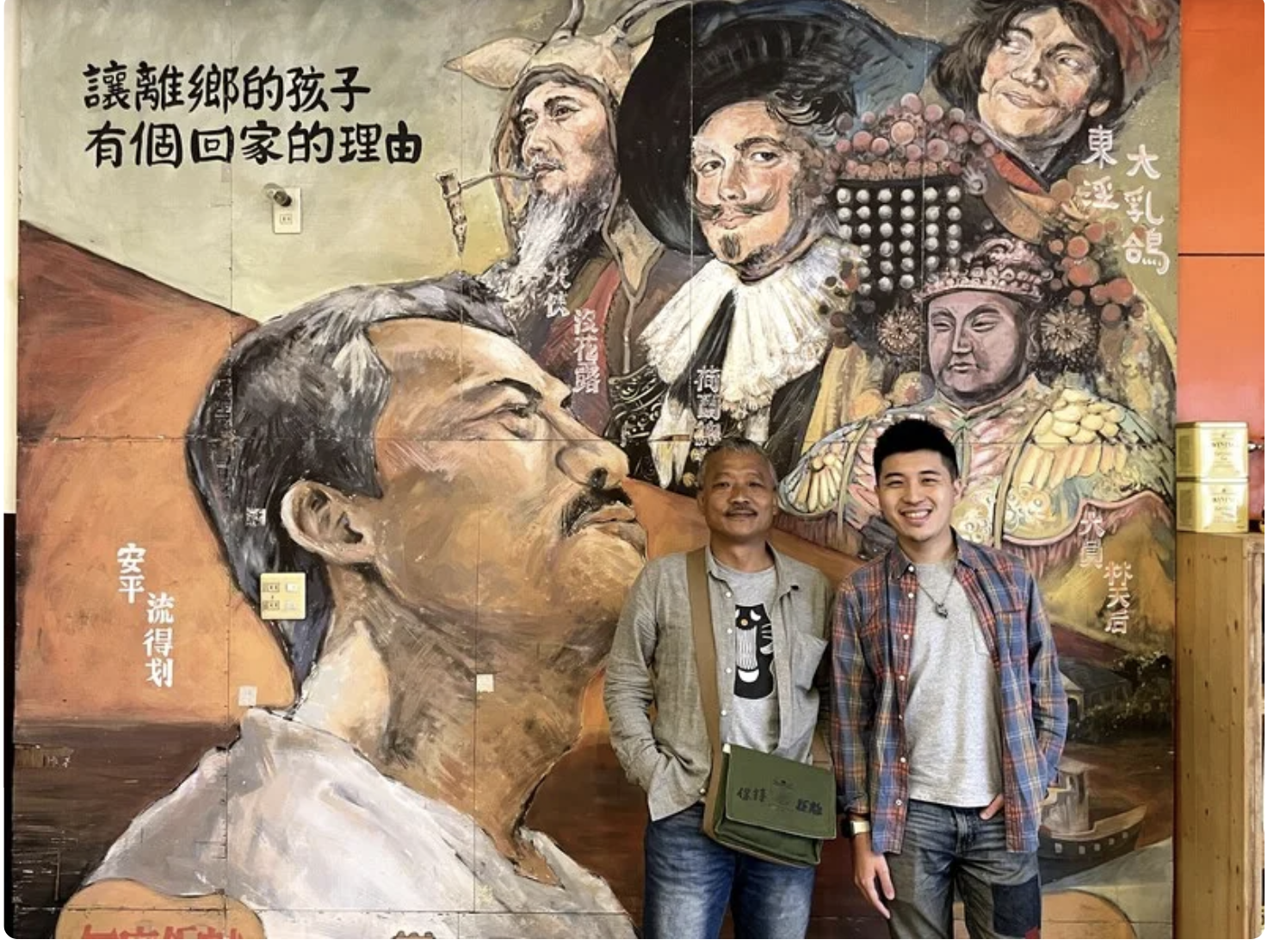 「H.I.T.聲產線」節目團隊前往台語金曲歌王謝銘祐（左）安平流得划工作室，主持人內克（右）與謝銘祐合影。（H.I.T.聲產線團隊提供）