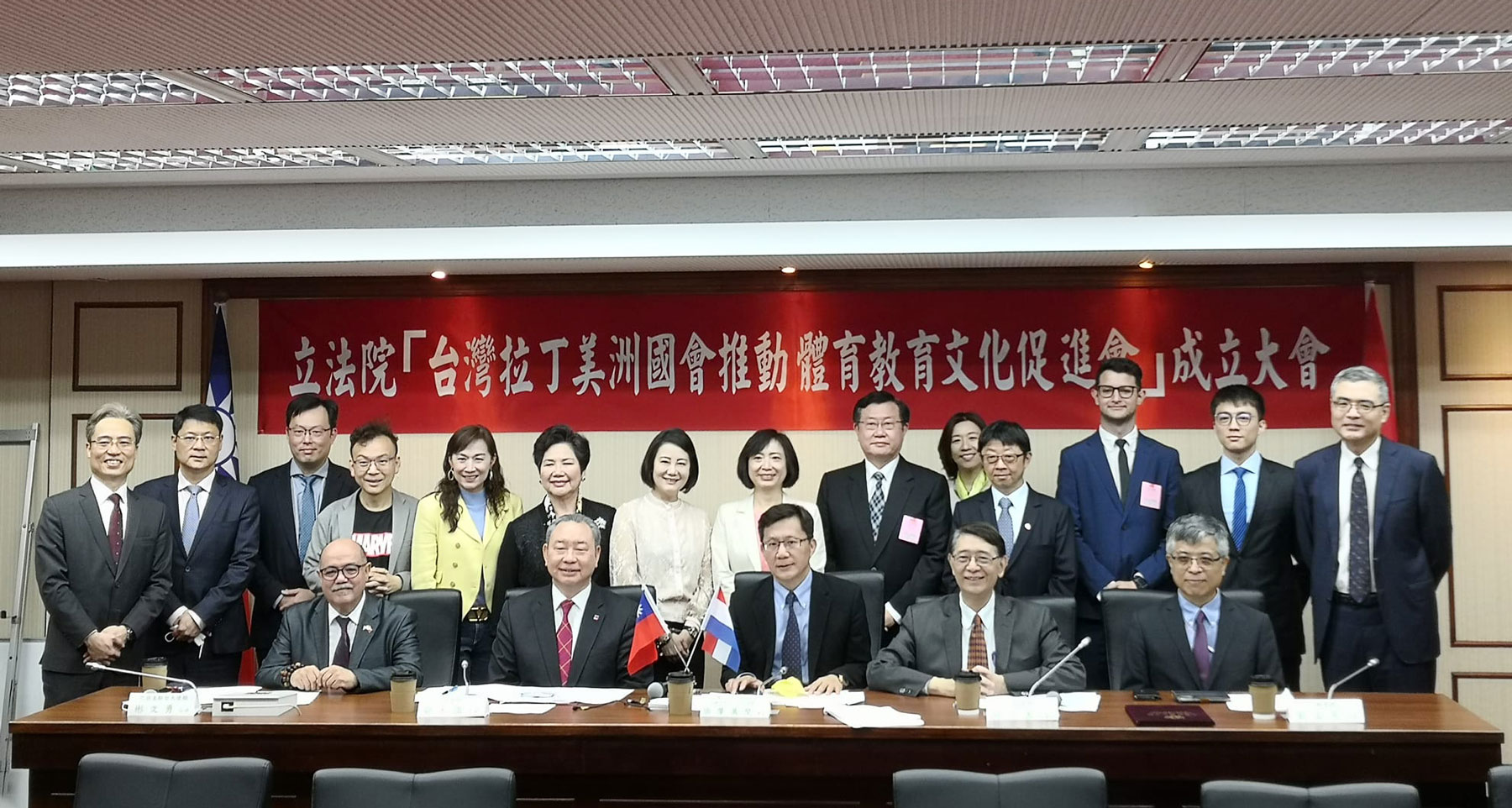 民進黨立委張廖萬堅邀請跨黨派立委共同成立「台灣拉丁美洲國會推動體育教育文化促進會」（劉玉秋攝）