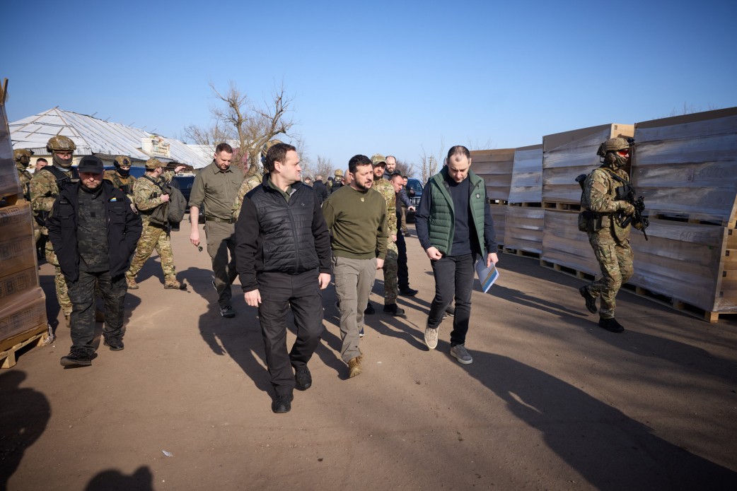 烏克蘭總統澤倫斯基(Volodymyr Zelenskyy)今天(23日)視察南部前線赫松(Kherson)。(圖:烏克蘭總統府)