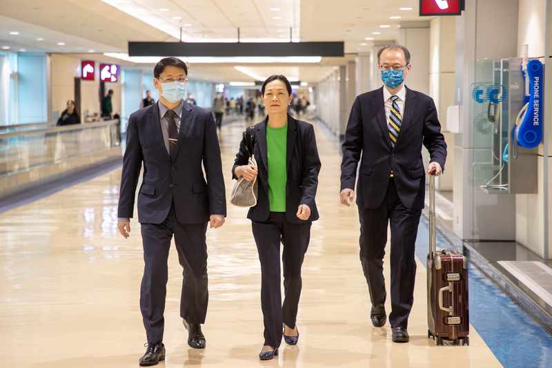 駐宏都拉斯共和國大使張俊菲(中)25日上午搭機返台，在桃園國際機場被媒體詢及宏國是否向台灣申請援助、貸款等時說：「謝謝，我們都盡了最大的善意。」(讀者提供) (圖：中央社)