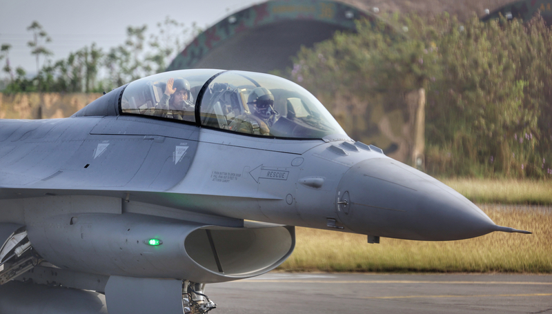 嘉義水上機場跑道上一架空軍F-16V戰機。(圖：中央社)