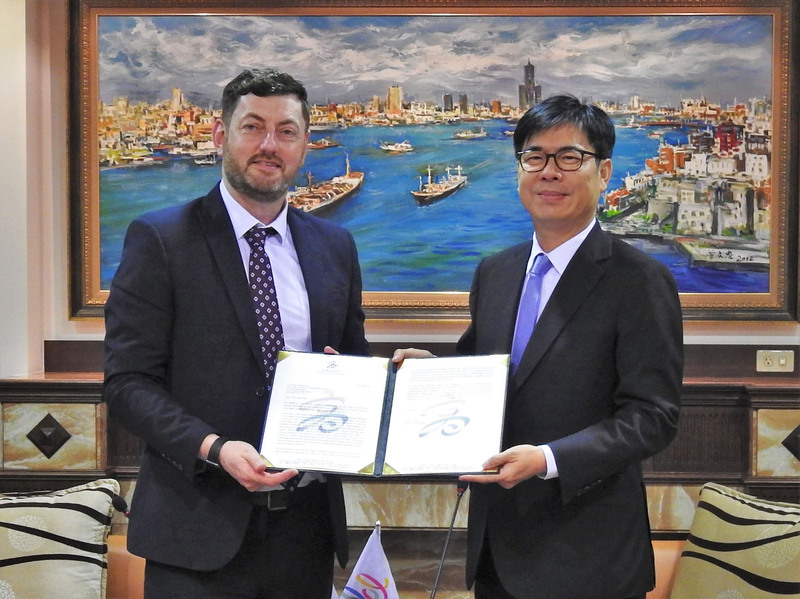 英國蘇格蘭愛丁堡市議會議長凱米．戴伊(CammyDay)(左)2023年3月時拜會高雄市長陳其邁(右)，當時雙方交換合作意向信，表達對高雄和愛丁堡發展夥伴關係的共識與期待。(高雄市政府提供) (圖：中央社)