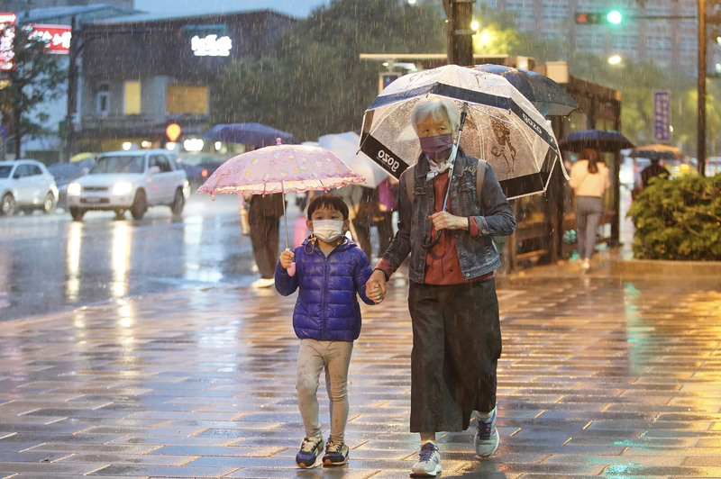 中央氣象局29日表示，明天鋒面通過及東北季風稍增強，降雨範圍最廣，中部以北有雨。(示意圖/中央社)