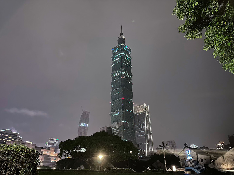 為了歡迎英國前首相特拉斯到訪，台北101於17日晚間點燈，感謝她對於台灣的支持以及深厚的友誼。(資料照/中央社)