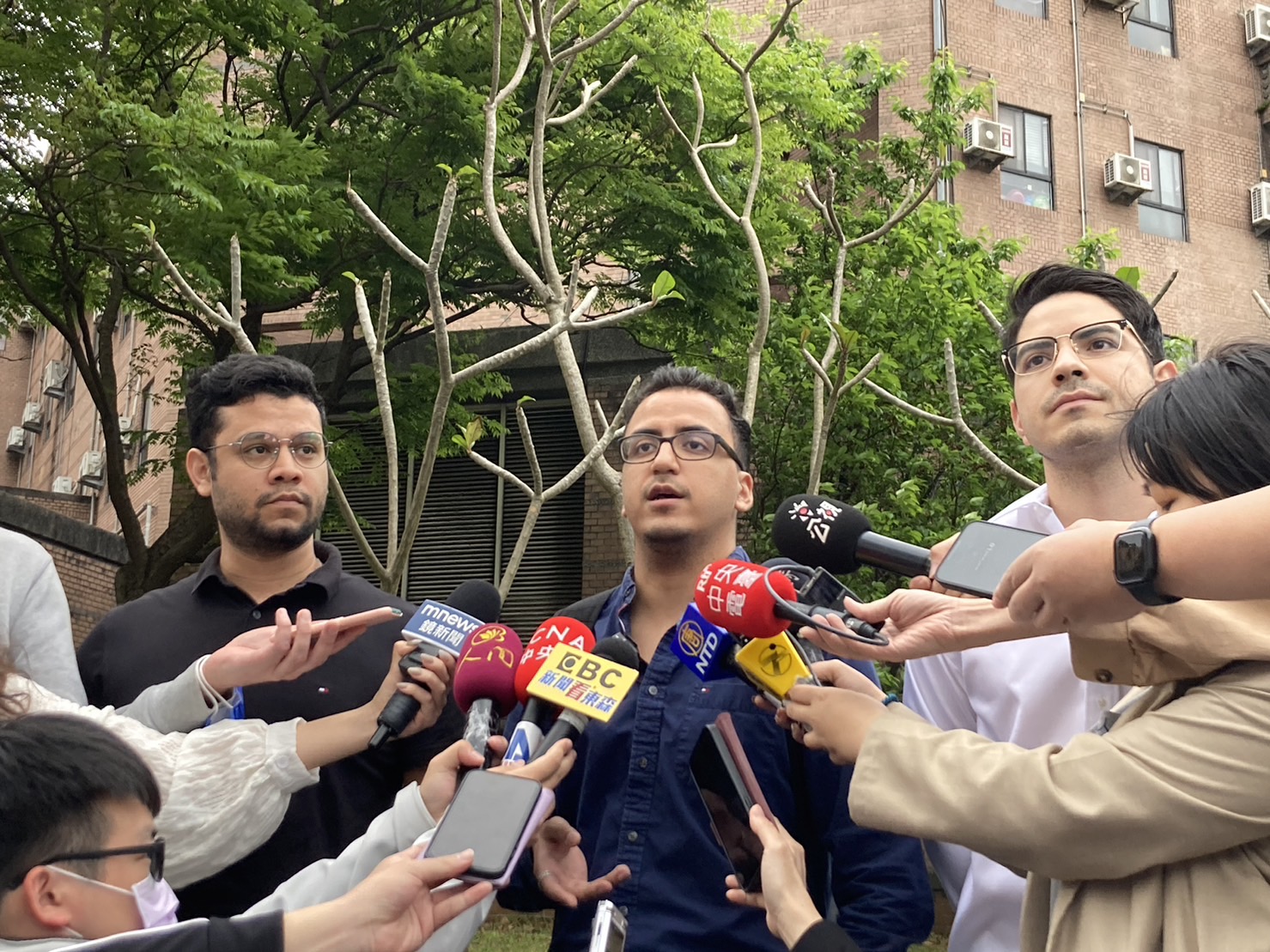 台宏關係恐生變，在台的宏都拉斯僑民今天舉辦活動感謝台灣。宏國僑民羅繼理(右一）、白瑞恩（中）。（劉玉秋攝）