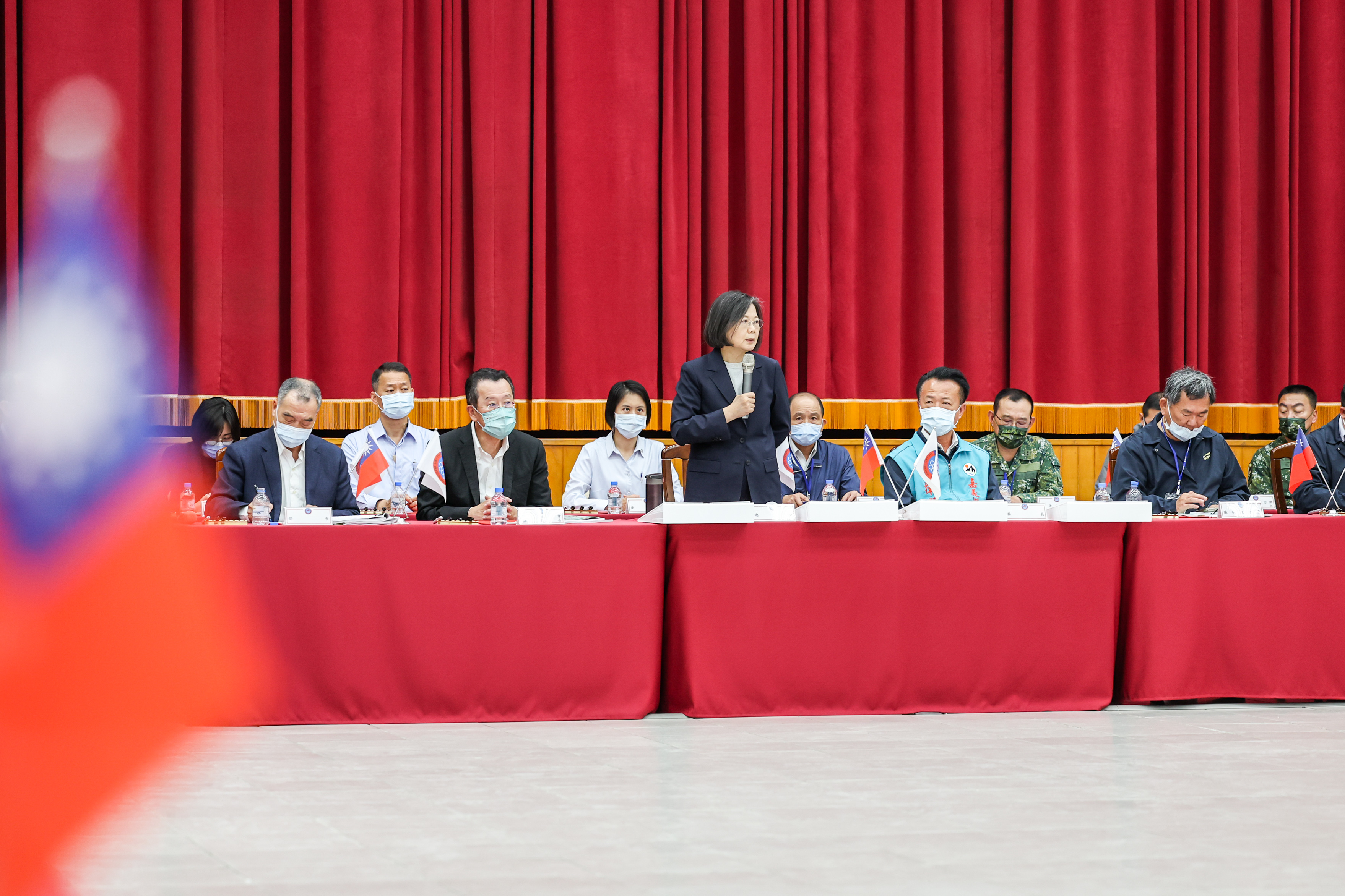 總統蔡英文25日出席嘉義縣「戰綜、動員、災防三合一會報」，提醒國人小心境外勢力錯假訊息。(總統府提供)