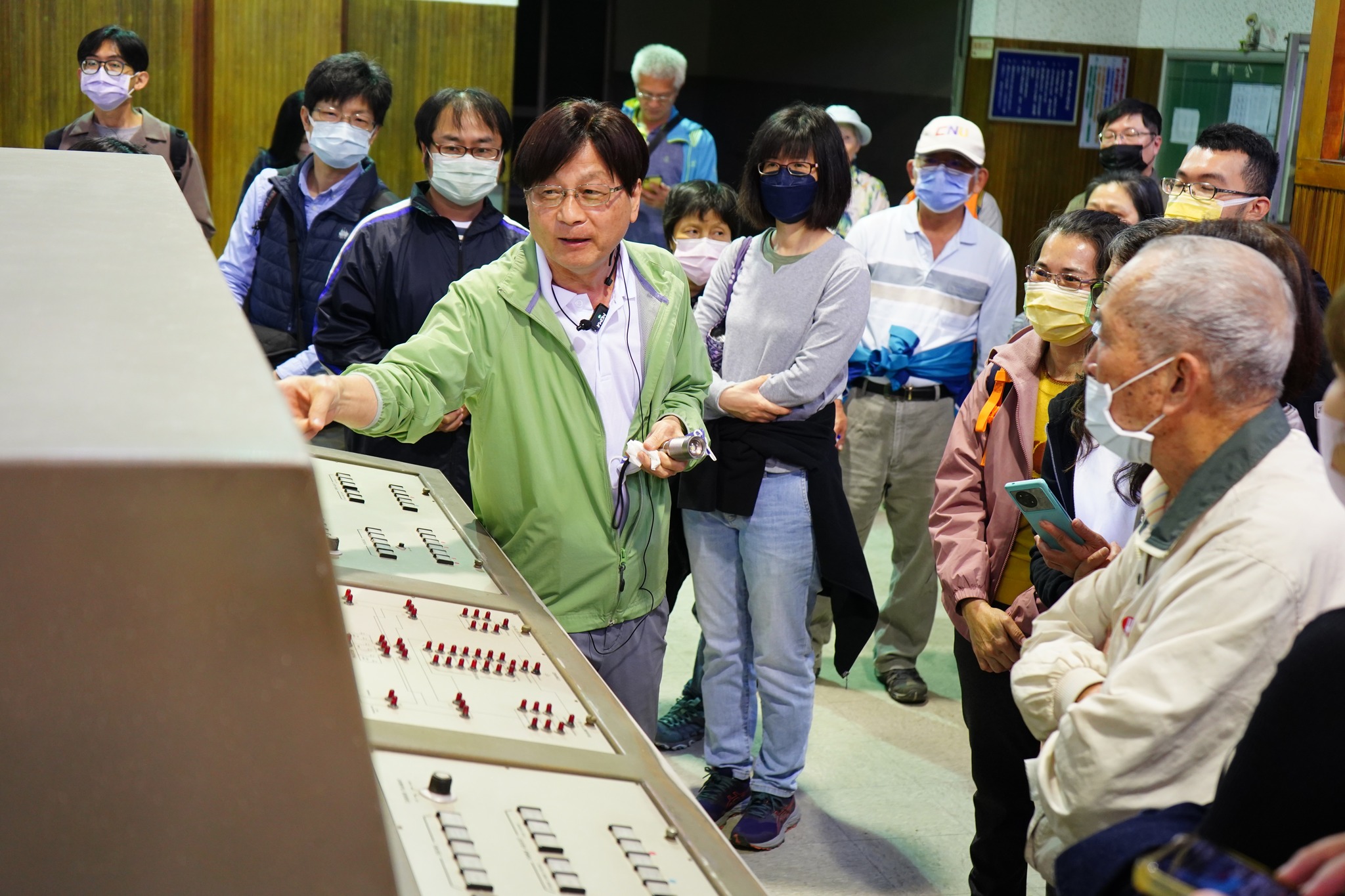 央廣前鹿港分臺陳亮光副臺長介紹發射機控制桌。(Rti)