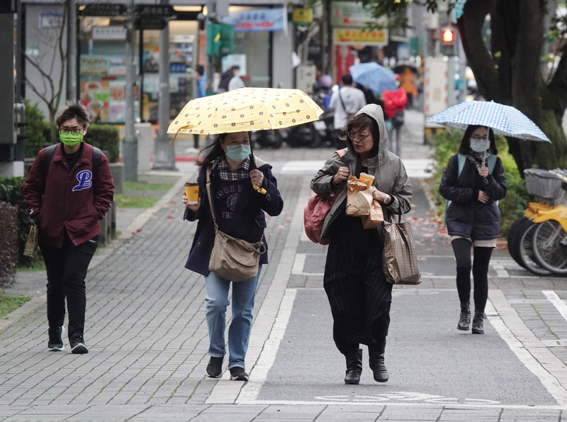氣象局預測，今天苗栗以北及宜蘭降雨機率70%至80%，花蓮及台東50%，中部30%至40%。(資料照／中央社)