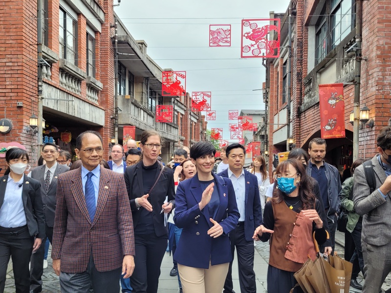 捷克眾議院議長艾達莫娃(前中)26日在立法院長游錫堃(前左)陪同下，到宜蘭參訪國立傳統藝術中心，欣賞園區仿古建築的文昌街。 (圖：中央社)
