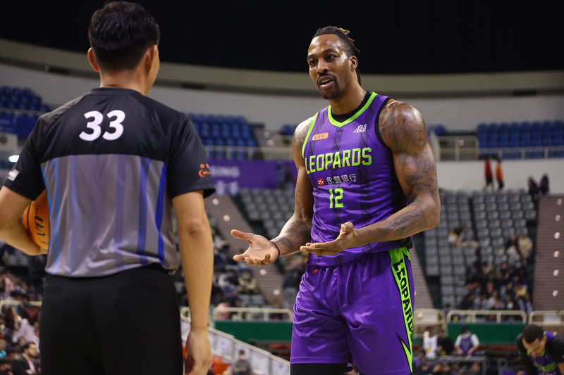 職籃新聯盟籌備委員會規劃訂定洋將薪資上限為每月2萬美元，未來恐難再吸引大咖球星來台。圖右為曾加入台啤永豐雲豹的前NBA球星「魔獸」霍華德。(圖：中央社)