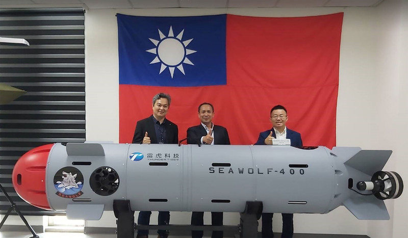 雷虎協同飛控專家台灣希望創新公司發表最新開發的無人潛艦原型機海狼號SEAWOLF 400 AUV原型機。由右至左為雷虎總經理蘇聖傑、董事長陳冠如、台灣希望創新執行長李志清。(圖：雷虎提供)