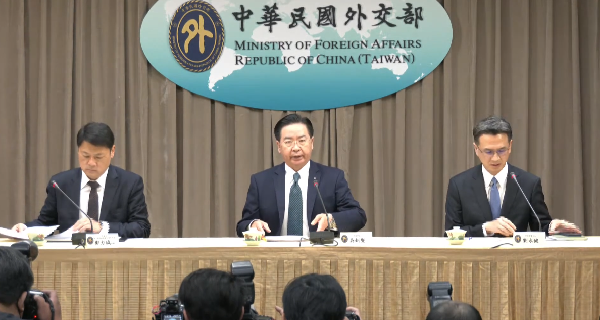 外交部26日上午舉行記者會宣布與宏都拉斯斷交。(翻攝外交部YT)