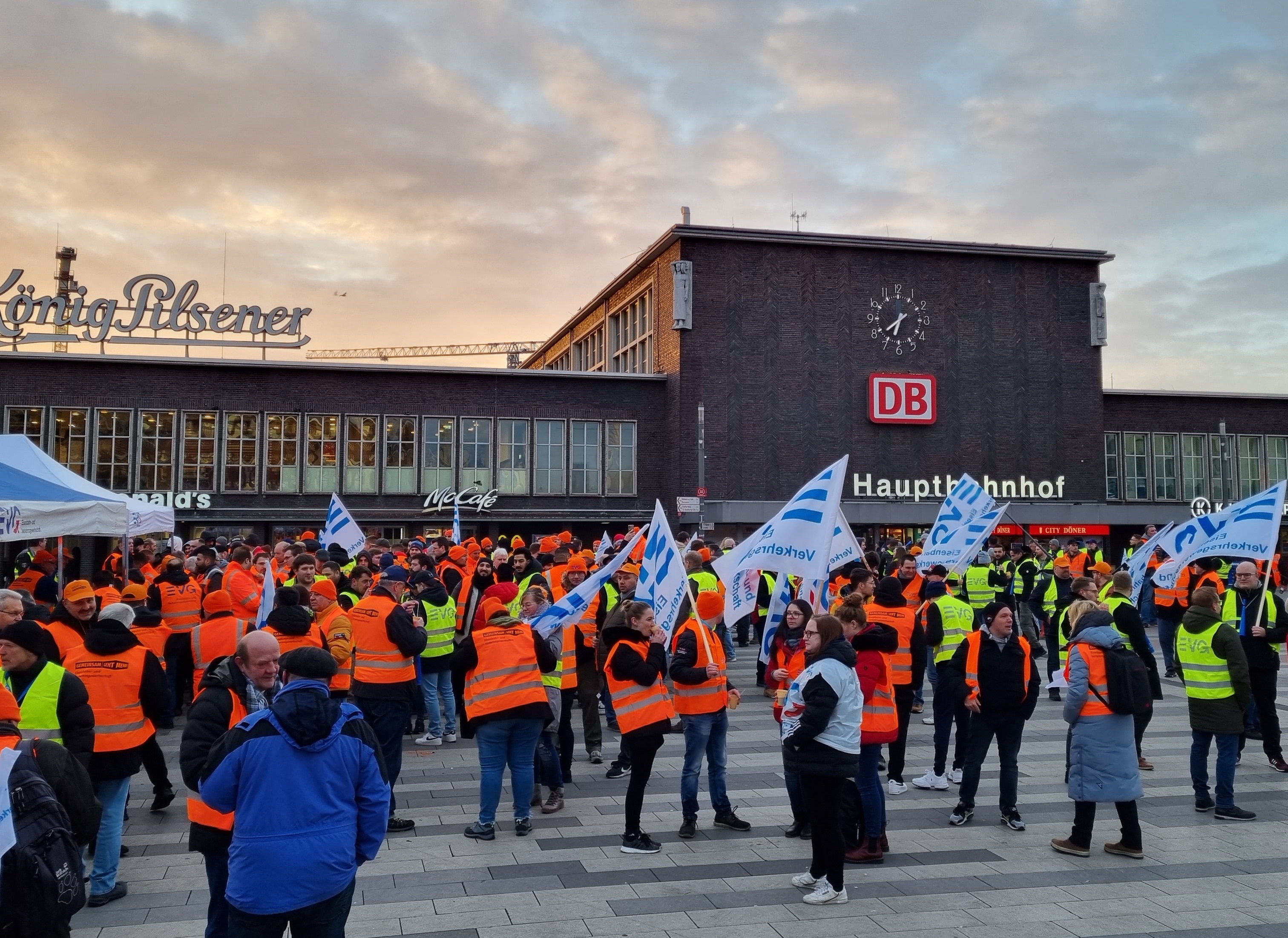 德國面臨十多年來規模最大一場罷工，各地機場、公車及火車站27日上午暫時停擺，數百萬乘客在新的工作週展開之際受到影響。(圖:推特@lokfuehrer_tim)