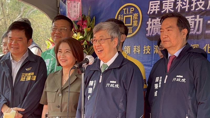 前總統馬英九訪問中國大陸，行政院長陳建仁（前右2）27日表示，希望馬英九多到其他國家參訪，也要少點脾氣、多點勇氣，讓外交爭一口氣。 (圖：中央社)