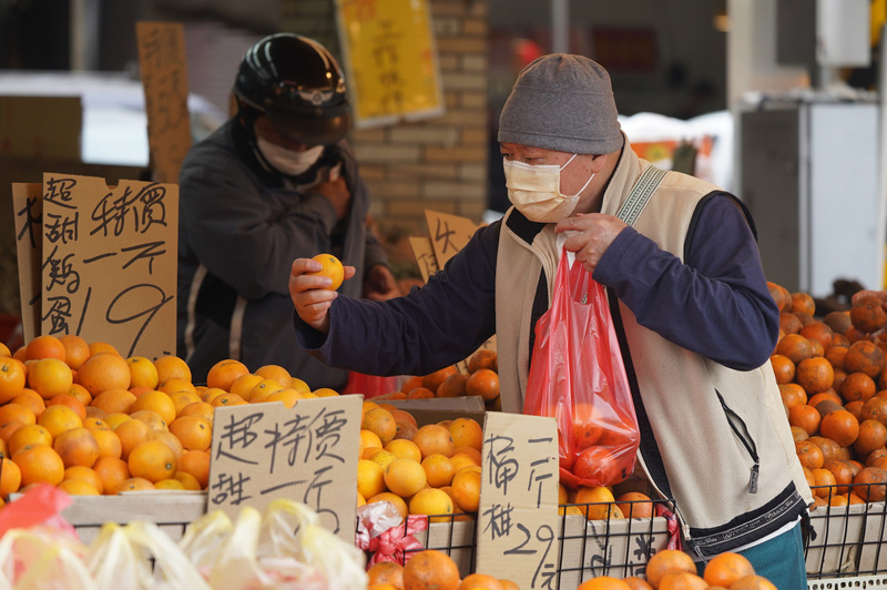 圖為民眾在台北市北投區一家水果店買水果。(資料照片/CNA)