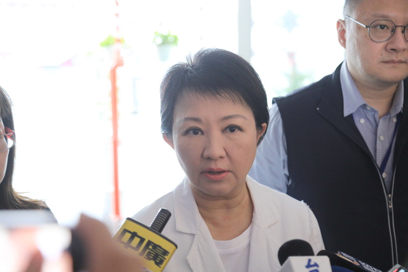 台中市某公立高中生疑遭師長霸凌輕生，市長盧秀燕（中）27日表示，學校調查過度消極、疑點重重，為還孩子公道，將盡快調查，讓真相水落石出。（台中市政府提供） (圖：中央社)