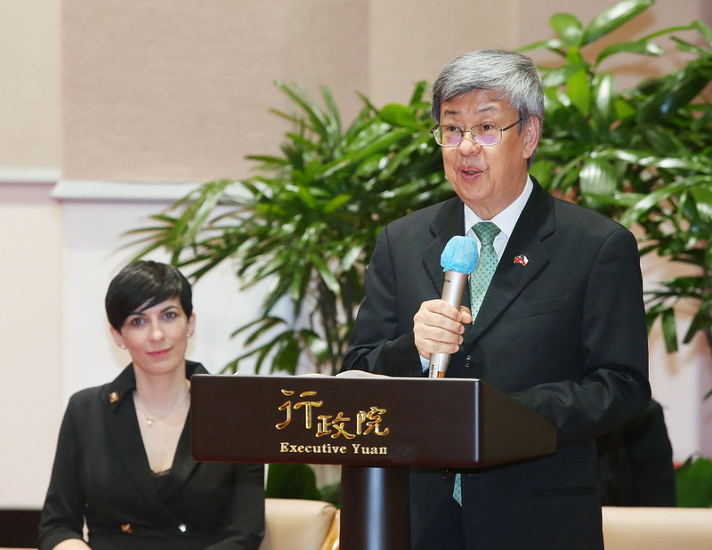 行政院長陳建仁(右)27日下午接見率團訪問台灣的捷克眾議院議長艾達莫娃(Markéta Pekarová Adamová)(左)等一行，致詞歡迎艾達莫娃來訪。(圖:中央社)