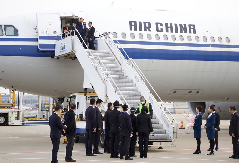 前總統馬英九27日搭乘中國大陸國航CA196班機抵達上海浦東機場。他步出艙門後向現場迎接的人員揮手致意，中國大陸安排國台辦聯絡局長孫升亮走上舷梯迎接。 (圖：中央社)