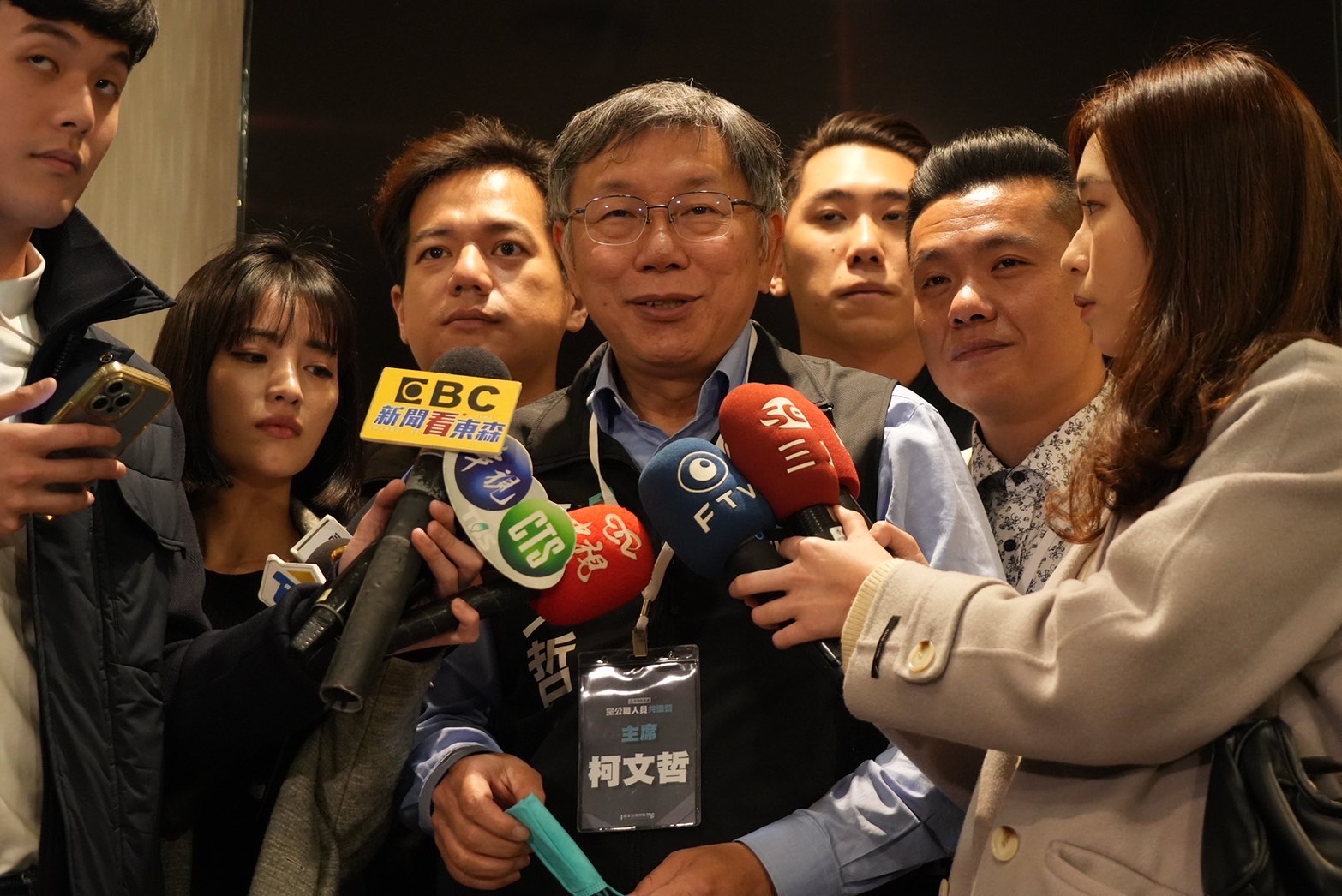 台灣民眾黨主席柯文哲27日在野柳出席民眾黨共識營受訪表示，他認為雙英出訪時程重疊不是巧合。(民眾黨提供)