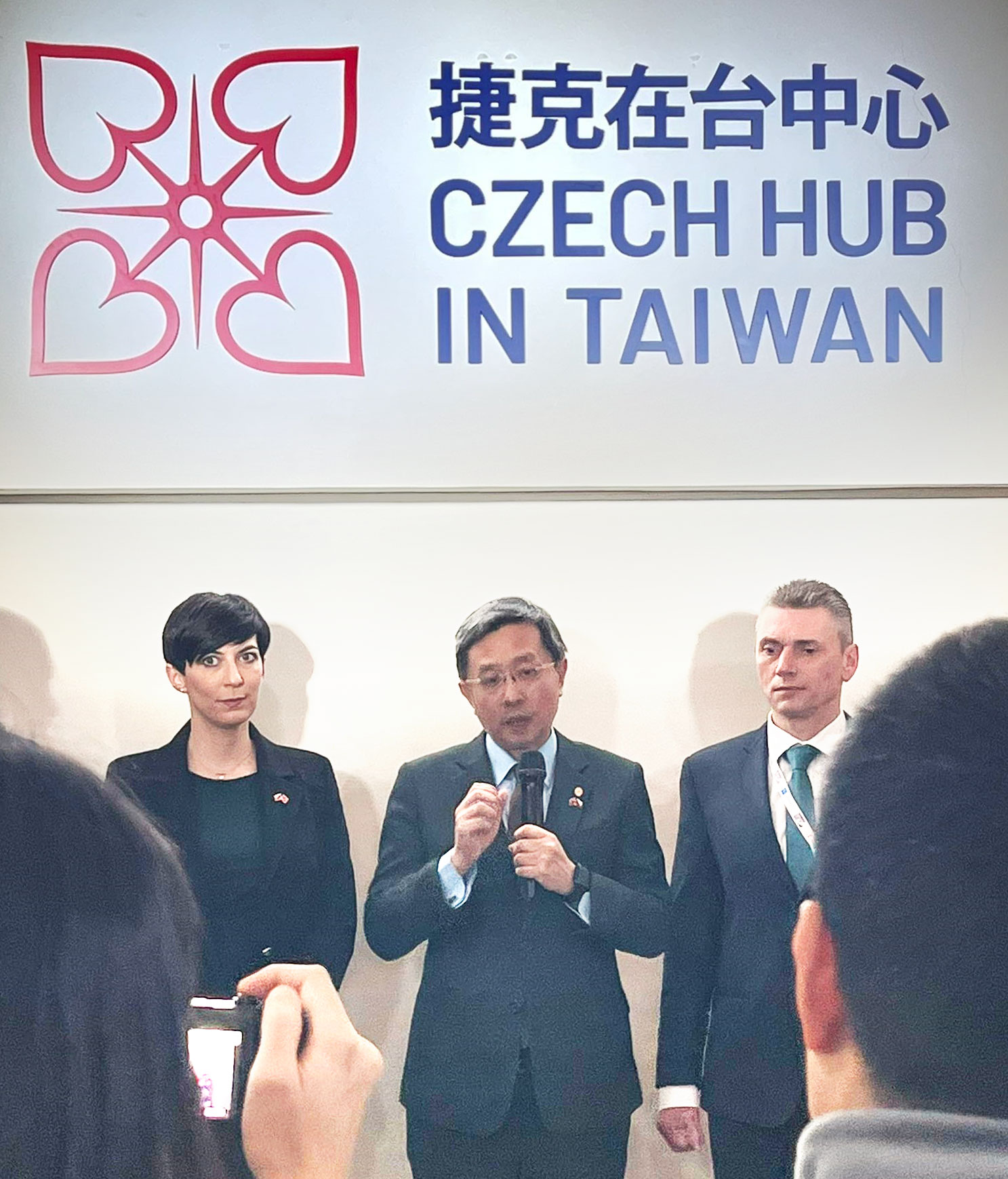 捷克在台中心27日揭牌，捷克眾議院議長艾達莫娃(左)、外交部次長李淳(中)等出席揭牌儀式。(圖:推特@ondrejlochman)