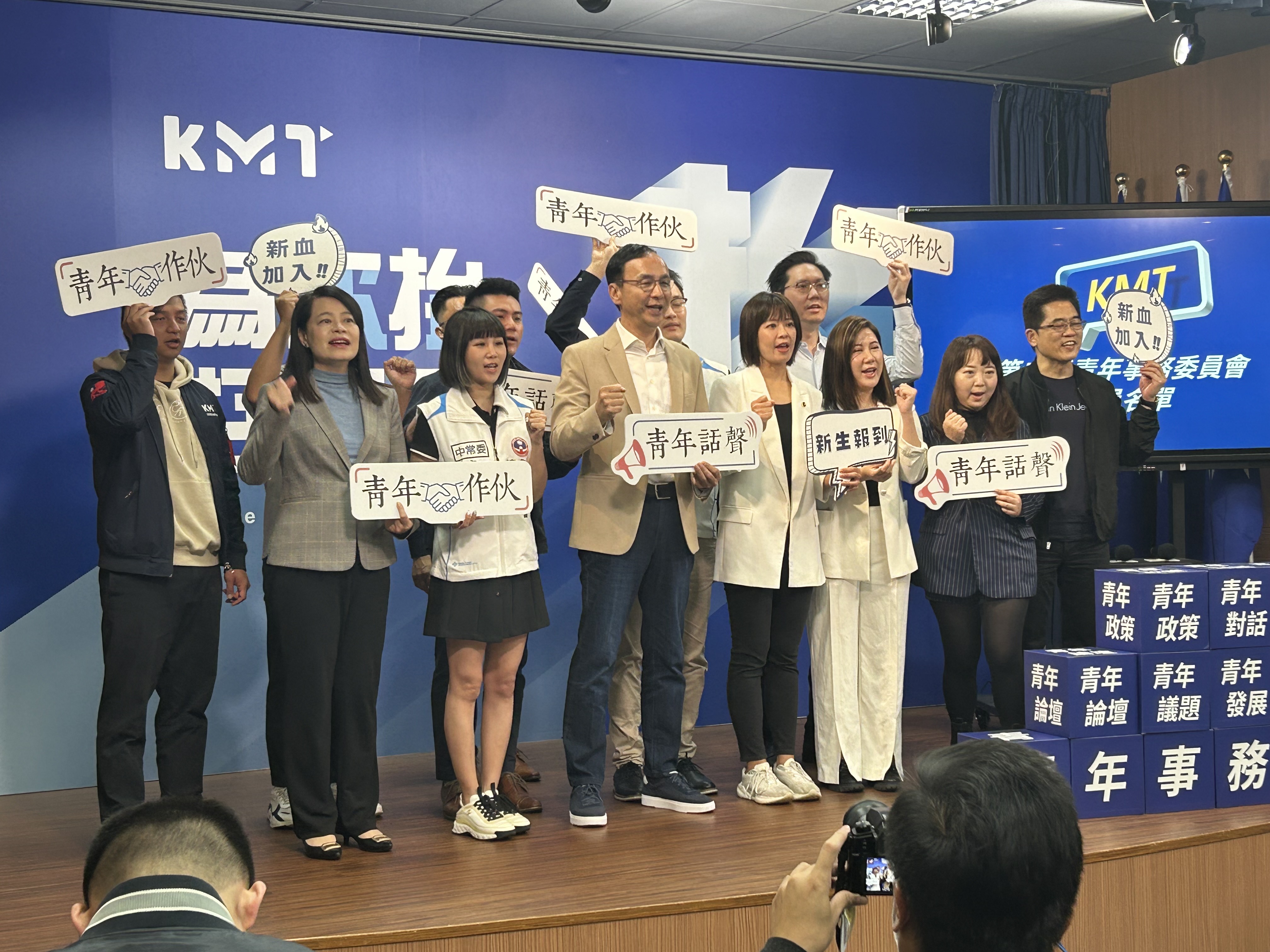 國民黨主席朱立倫(左四)27日出席國民黨召開的青年事務委員會記者會。(趙婉淳攝)