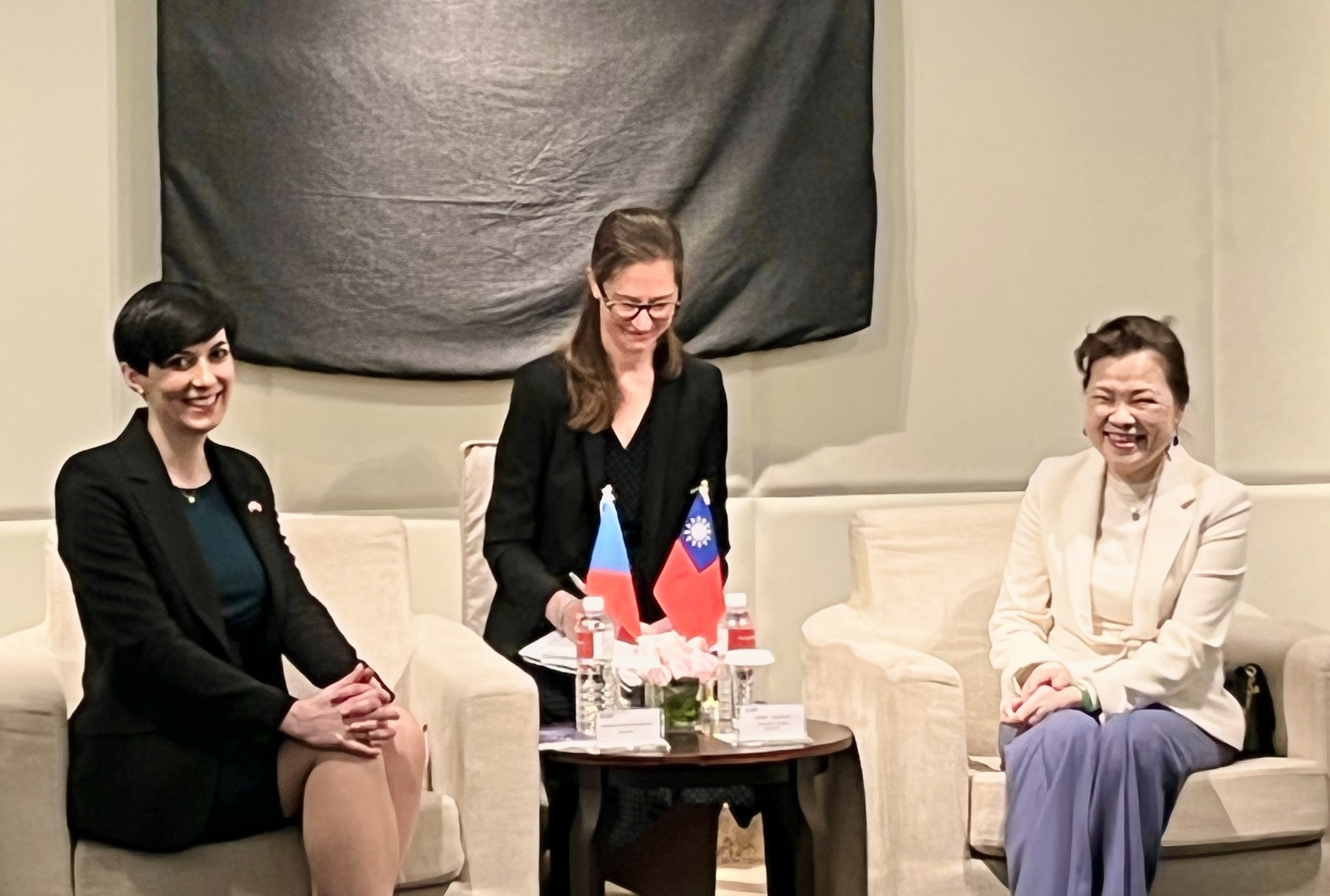 經濟部長王美花(右一)27日會晤捷克眾議長艾達莫娃(左一)。(經濟部提供)