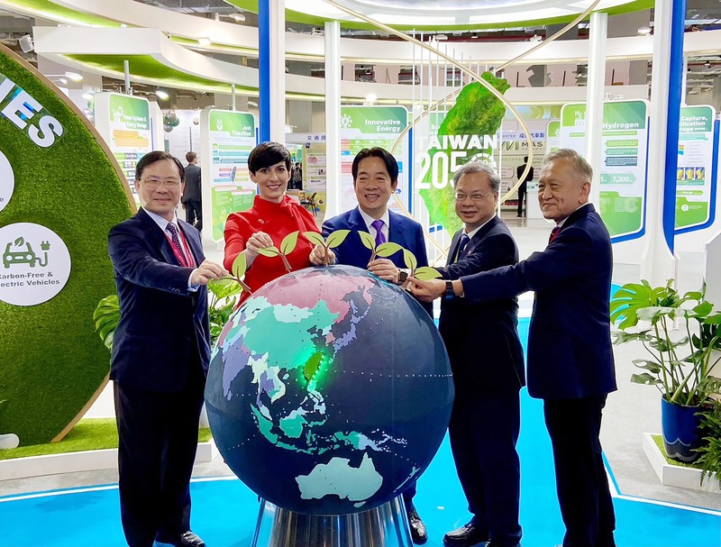 副總統賴清德（中）、國發會主委龔明鑫（右2）與捷克眾議院議長艾達莫娃（左2）28日出席「淨零城市國際峰會」致詞後，前往參觀「2050淨零城市展」。(圖：中央社)