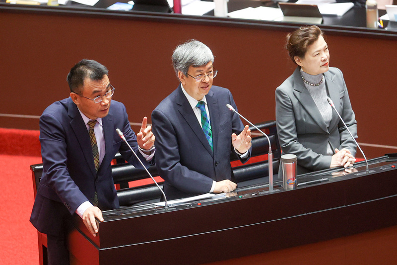 行政院長陳建仁（中）28日下午在立法院與經濟部長王美花（右）、農委會主委陳吉仲（左）同台備詢，回應立委質詢議題。(圖：中央社)