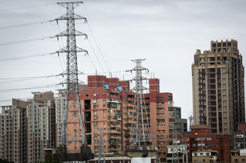 圖為新北蘆洲住宅區旁電塔。 (圖：中央社)