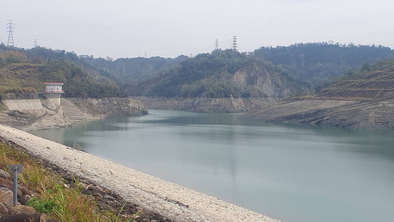 受鋒面影響，雲嘉地區7日降雨量不多，湖山水庫進帳有限，仍處於入不敷出。(湖山水庫提供/圖：中央社)