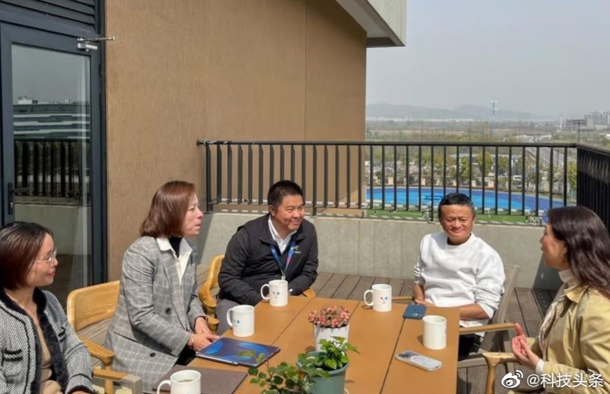 中國網路巨擘阿里巴巴集團創辦人馬雲(右二)再次出現在中國杭州與友人話家常，在微博引起熱議。(微博)