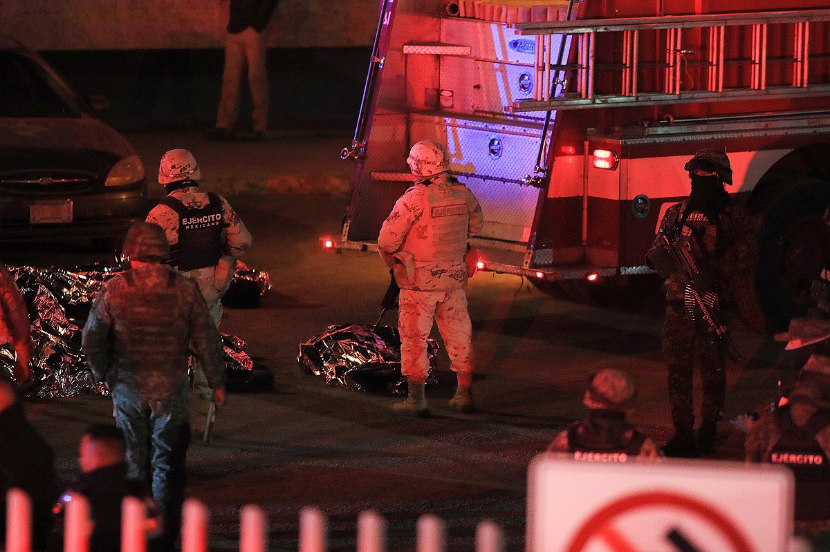 墨西哥政府機構28日表示，靠近美國邊境的一處墨西哥移民拘留中心的宿舍發生火災，導致39名移民死亡。(圖:推特@AlertaMundial2)