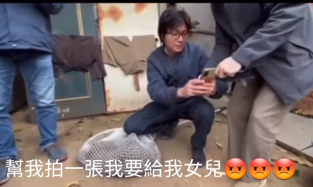 桃園狒狒因遭獵槍射殺死亡。桃園市農業局人員在圍捕過程中疑未發現狒狒異狀，還與旁人拍照要傳給家人，行徑受網友砲轟。(翻攝王浩宇臉書)