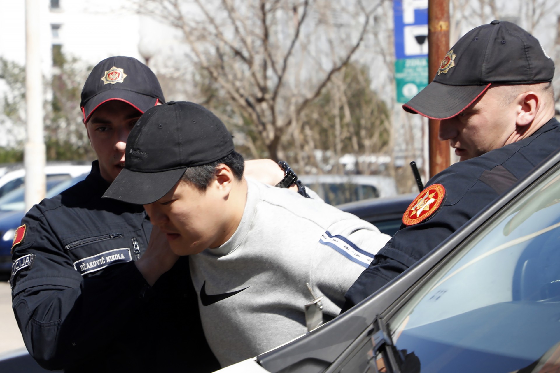 南韓及美國正尋求引渡南韓加密貨幣企業家權渡衡(中)，他跟另一名南韓籍嫌犯上週在蒙特內哥羅落網。(AFP)
