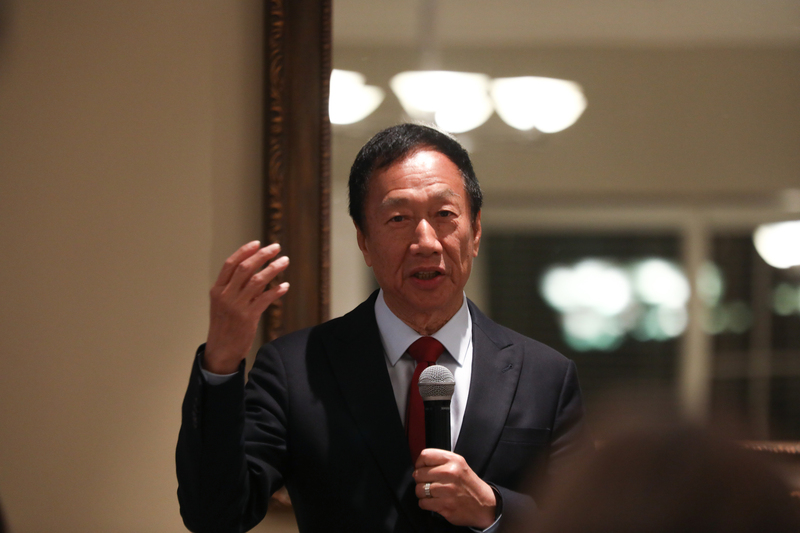 鴻海創辦人郭台銘出席華府地區「玉山科技協會」舉行的爐邊談話，指台灣經濟不能依賴中國，須分散東南亞，與美日整合。 (圖：中央社)