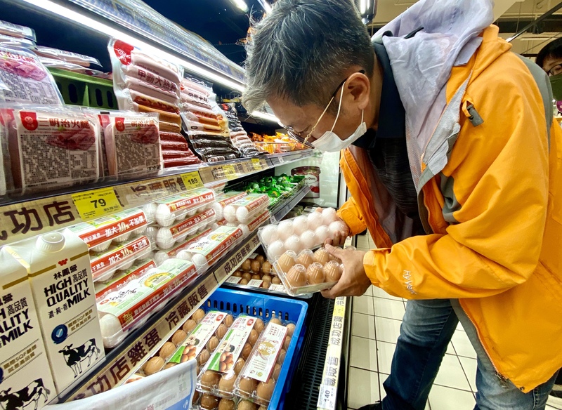 7月CPI年增1.88% ，已經連2個月低於2%，其中雞蛋漲幅更縮至1.85%創32個月最低。圖為民眾到大賣場選購冷藏蛋。 (圖：中央社)
